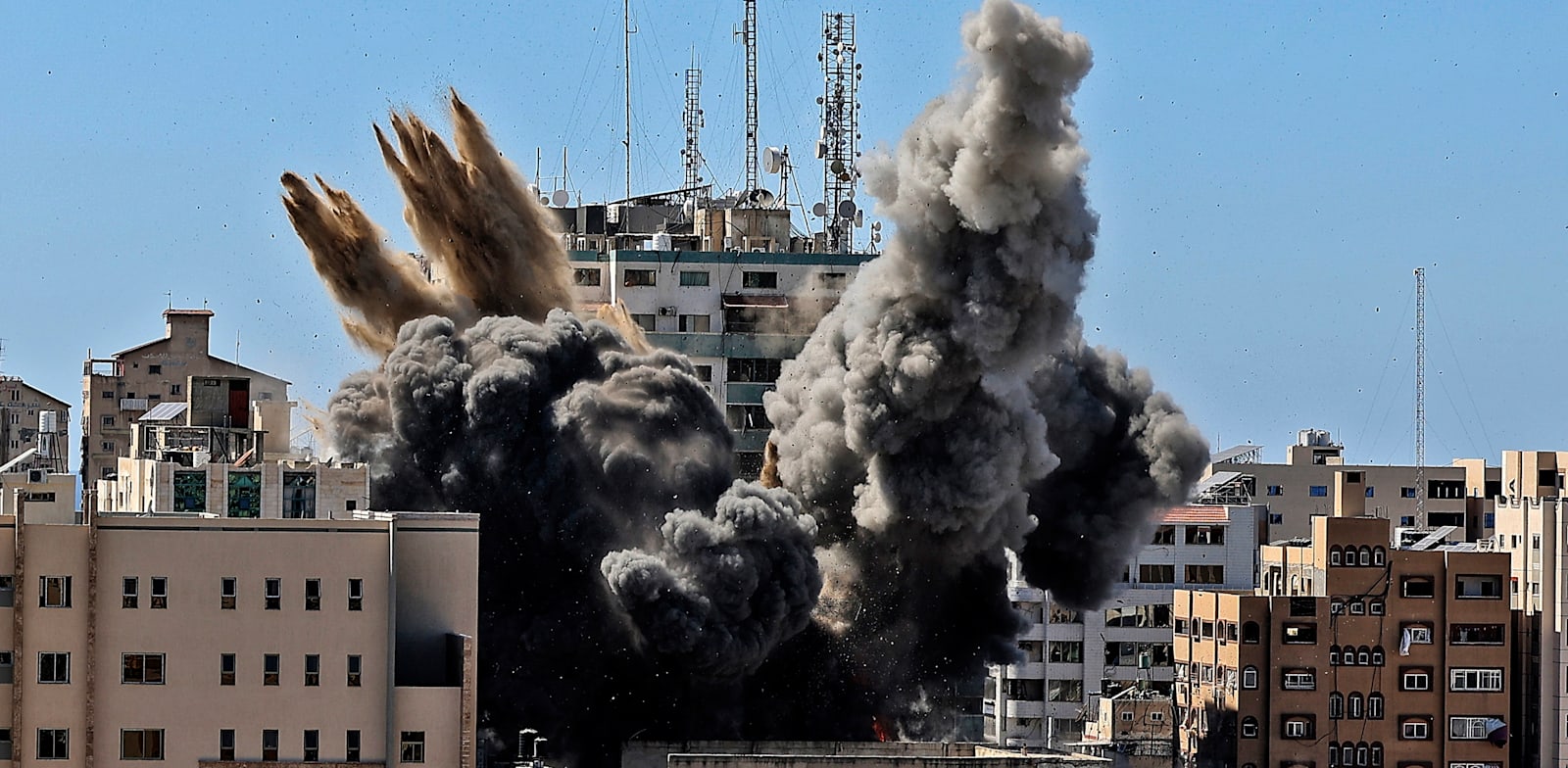 הפצצת מגדל התקשורת בעזה. חמאס לא אהוד באמירויות / צילום: Associated Press, Mahmud Hams