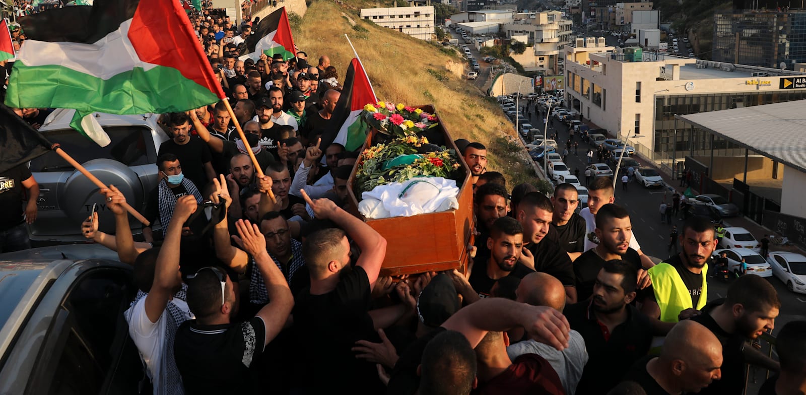 הלוויה באום אל פאחם של צעיר תושב העיר שנורה במהלך המהומות. שבוע שעבר / צילום: Associated Press, Mahmoud Illean