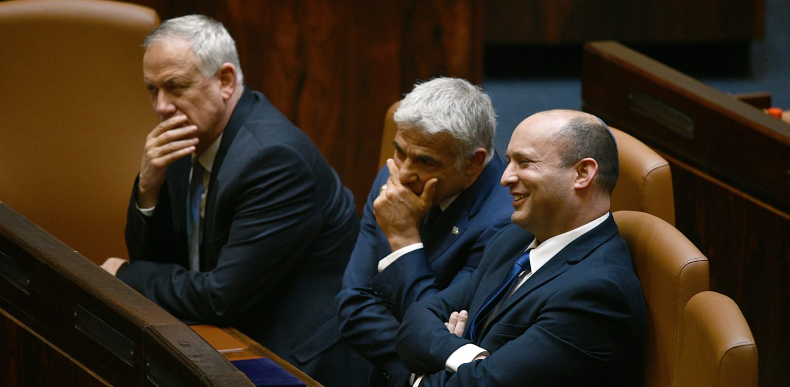ראש הממשלה נפתלי בנט והשרים יאיר לפיד ובני גנץ במליאת הכנסת / צילום: חיים צח לע''מ