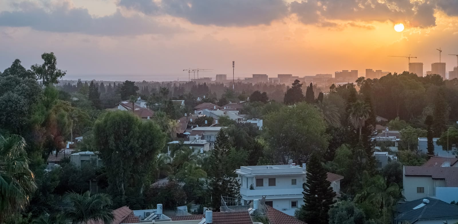 רמת השרון. אנחנו יוצרים במעשינו ''תקרות זכוכית'' למאות אלפי ילדים / צילום: Shutterstock, AmitL1