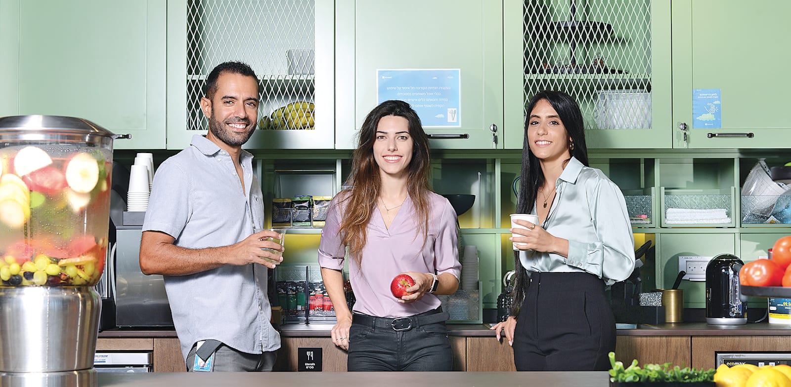 מימין: יסמין בוקובזה, ענבר בדיאן, עוז ברזילאי / צילום: איל יצהר