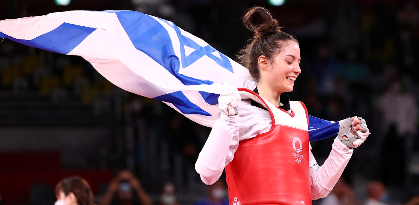 אבישג סמברג עם דגל ישראל לאחר שזכתה במדליית הארד / צילום: Reuters, Murad Sezer