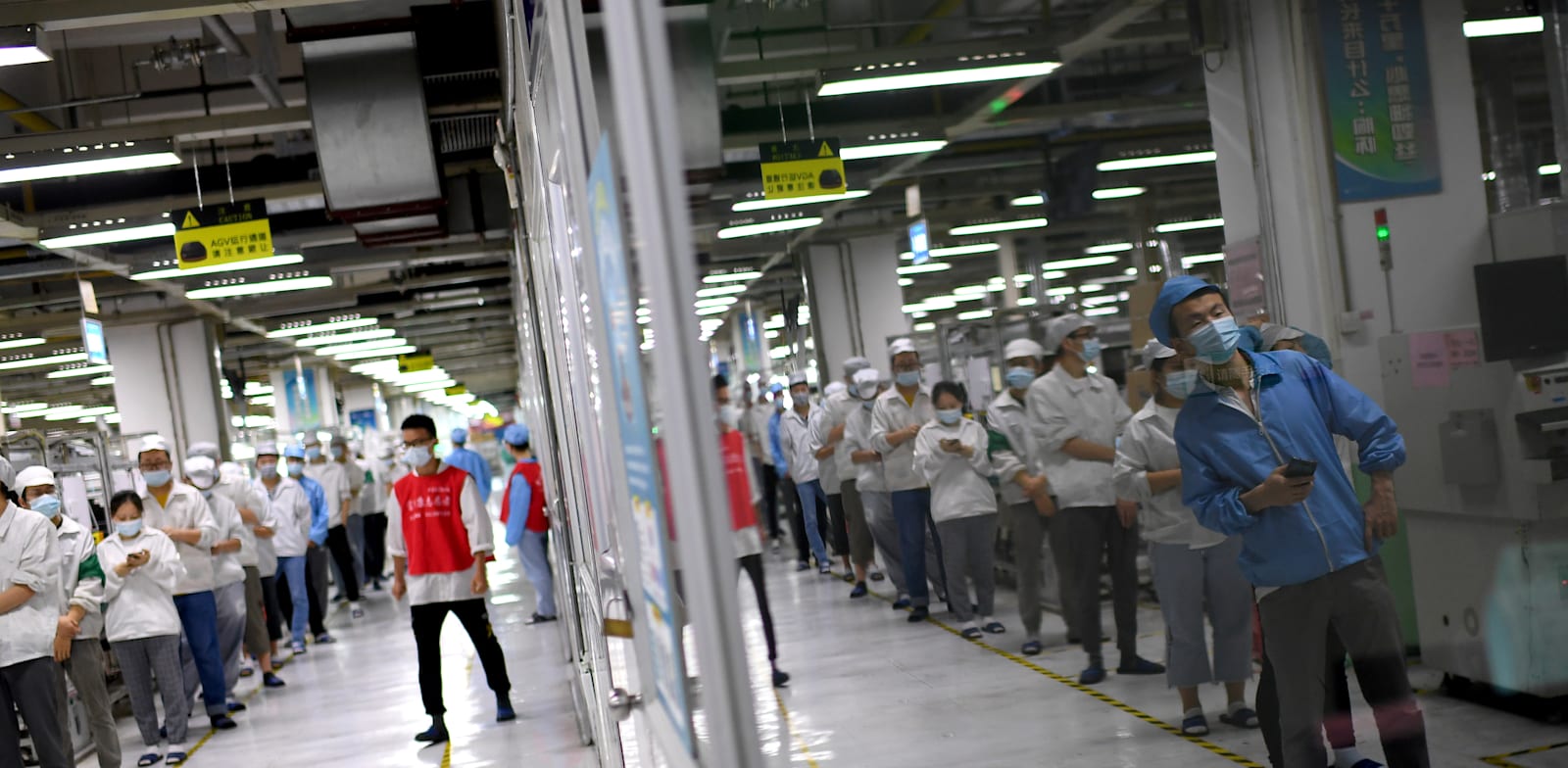 עובדים במפעל בווהאן, סין, בשבוע שעבר / צילום: Associated Press, Fred Dufour