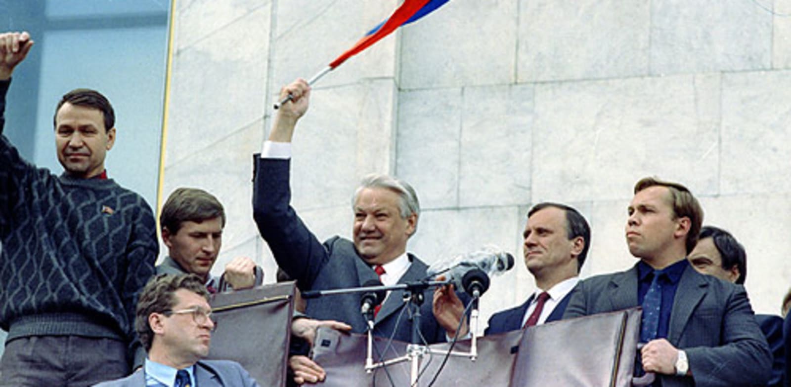 בוריס ילצין חוגג את נצחונו על המשטר הקומוניסטי / צילום: Associated Press, ITAR TASS