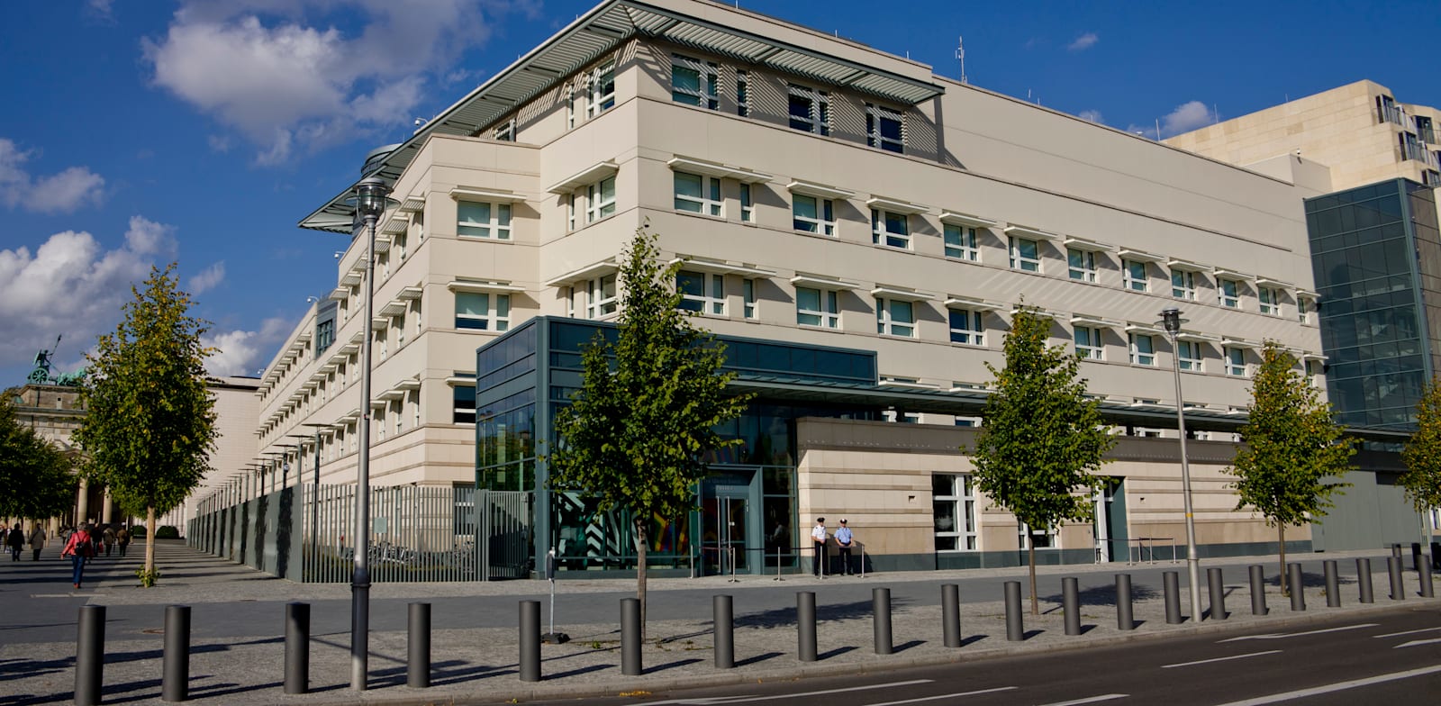 שגרירות ארה''ב בברלין. לפחות שני דיפלומטים אמריקאים המוצבים בגרמניה ביקשו טיפול רפואי / צילום: Shutterstock, Altrendo Images