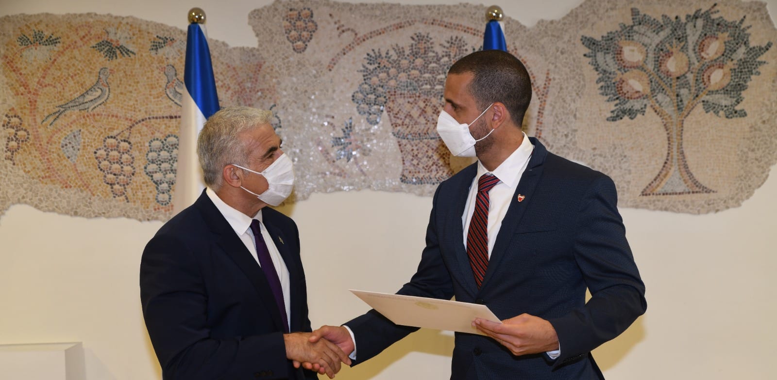 שר החוץ יאיר לפיד והשגריר הבחרייני ח'אלד יוסף אל-ג'לאהמה / צילום: אלעד גוטמן