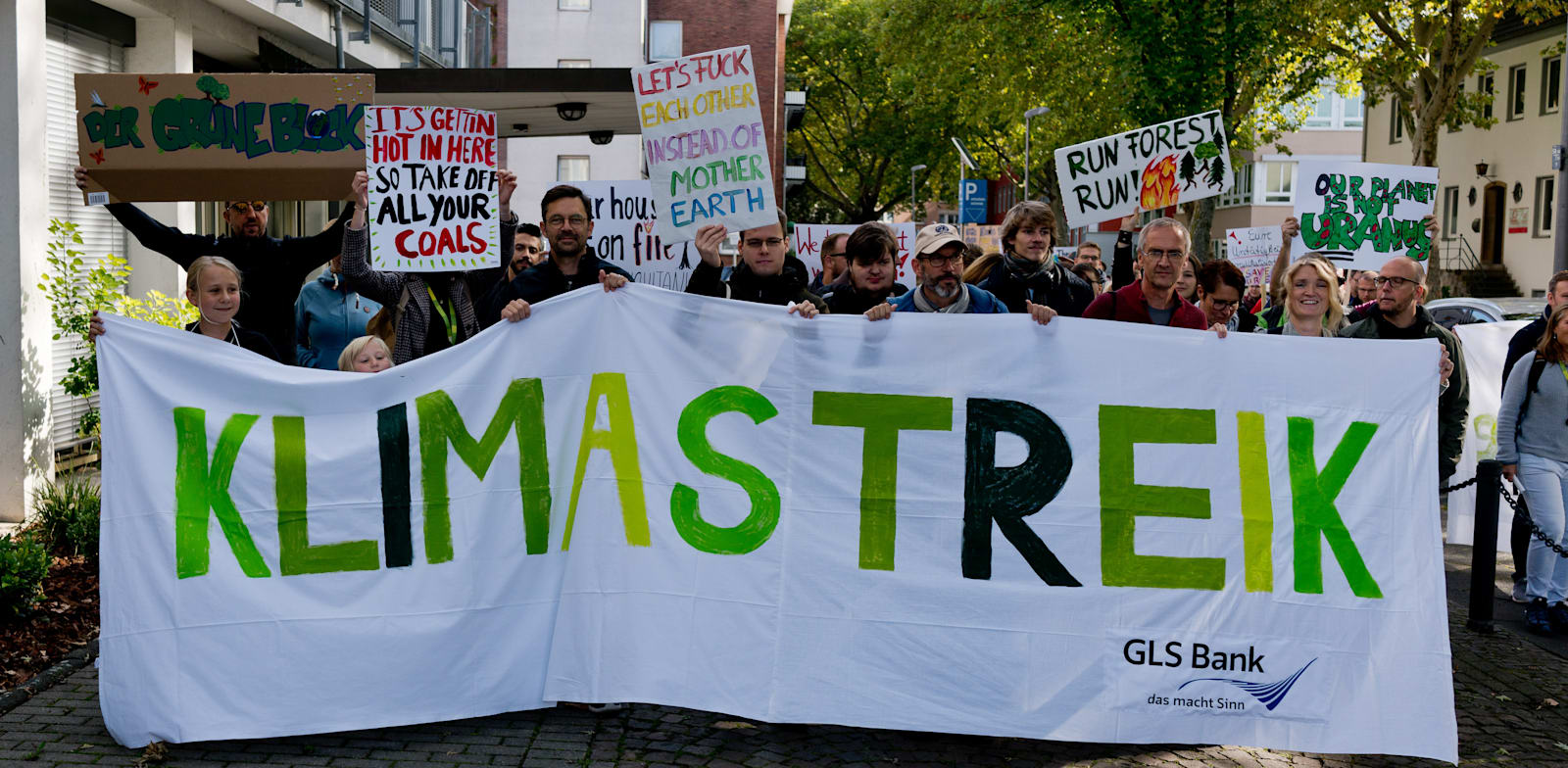 הפגנה בעד ''שביתת אקלים'' עם שלט של בנק GLS בבוכום, 2019 / צילום: Stephan Muennich