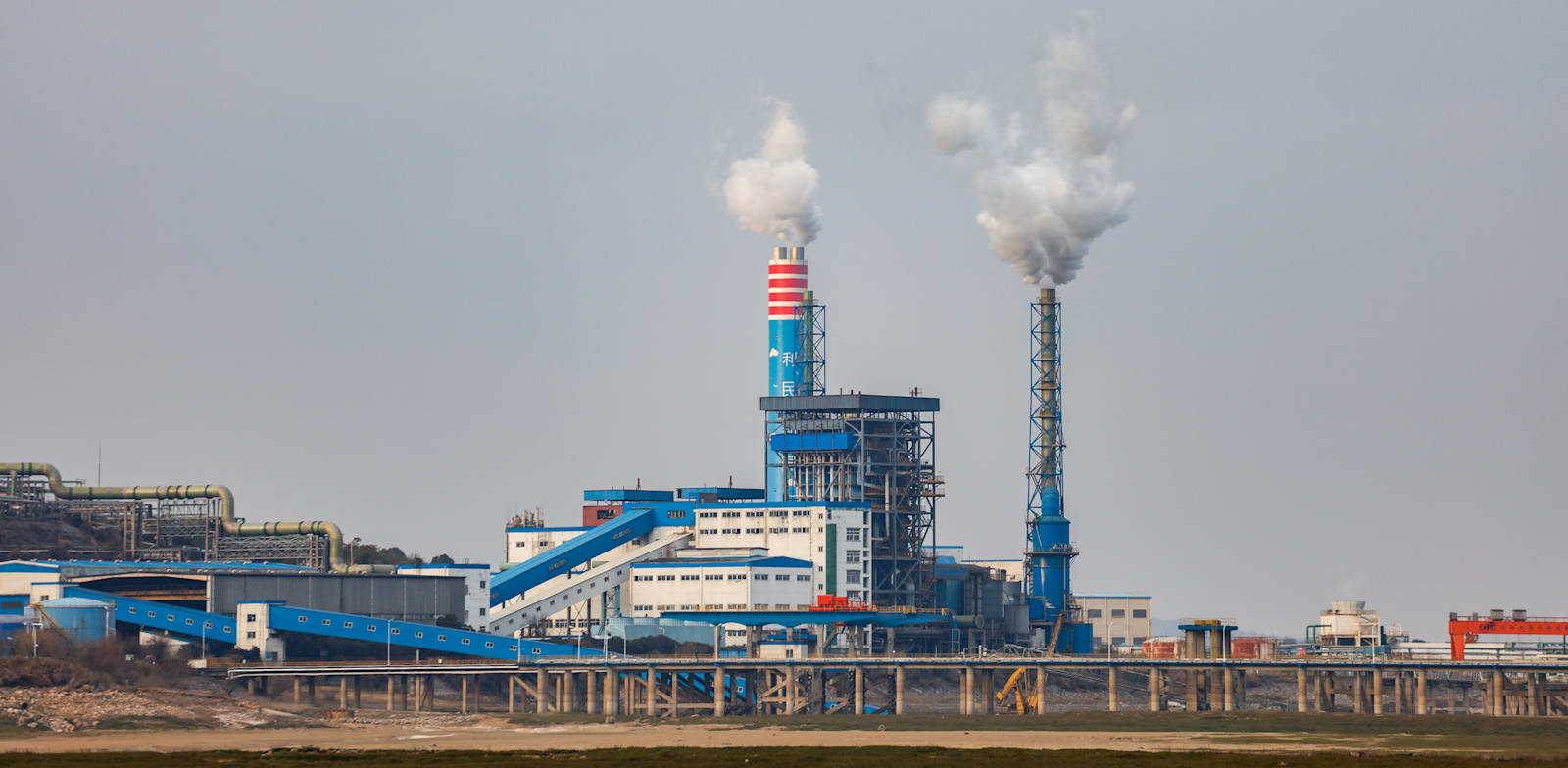 מפעל לעיבוד פחם בסין / צילום: Shutterstock, humphery