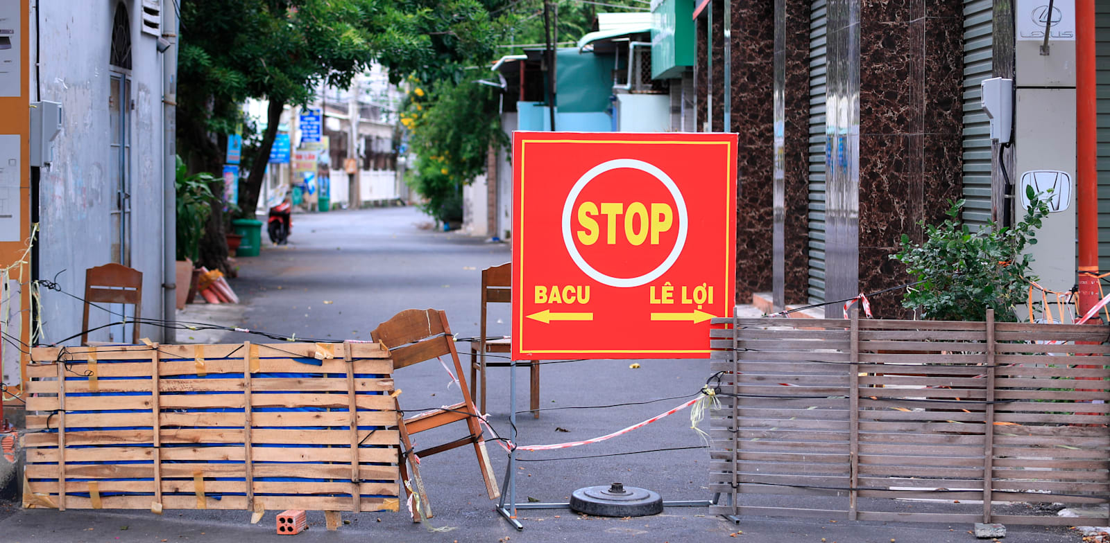 רחוב שסגור לתנועה ונמצא בבידוד כחלק מהגבלות הקורונה, בוונג טאו, וייטנאם, באמצע ספטמבר / צילום: Associated Press, Hau Dinh