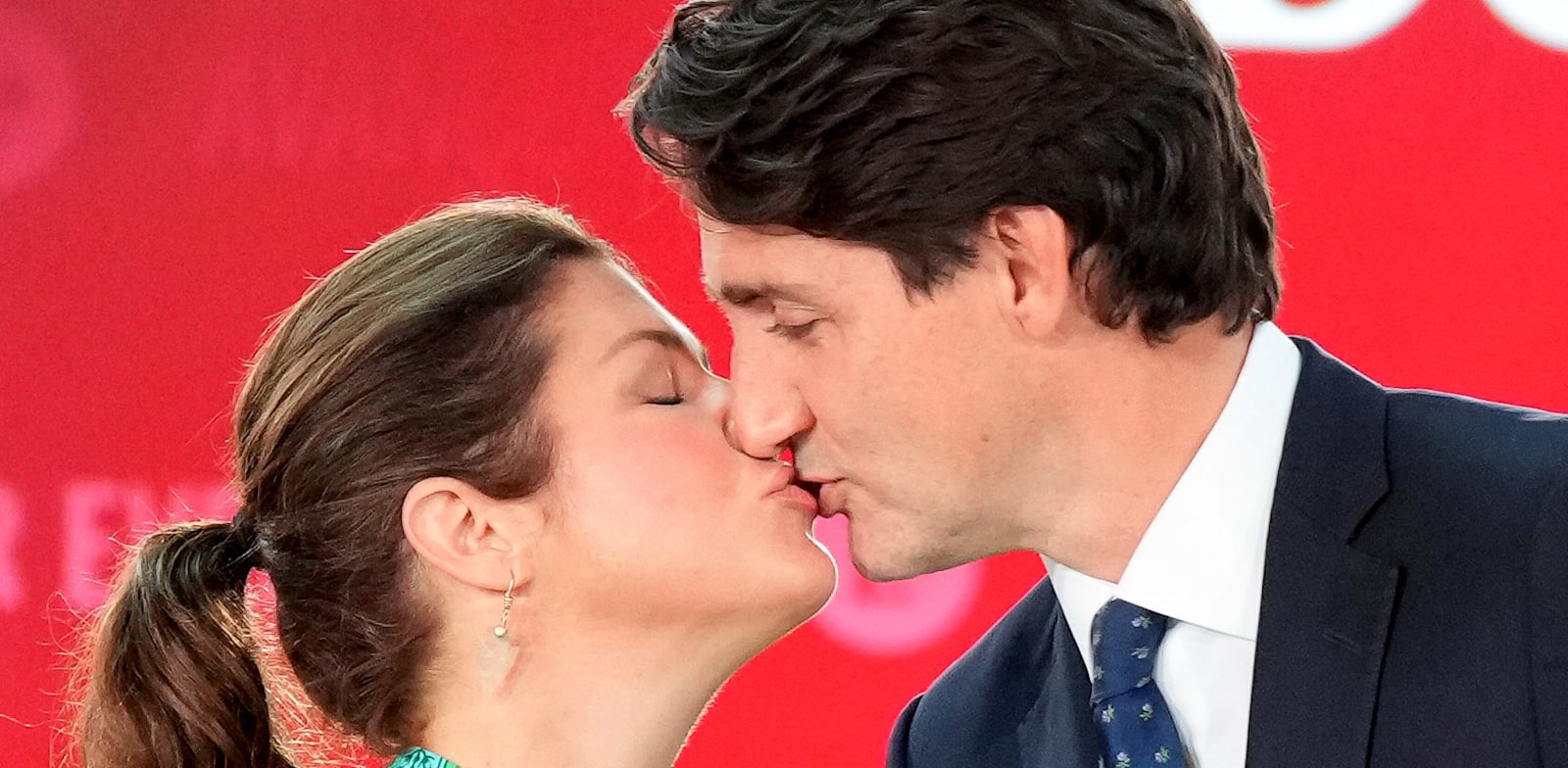 ראש ממשלת קנדה ג'סטין טרודו וזוגתו, סופי גרגואר, ביום שלישי לאחר שנבחר מחדש לקדנציה שלישית בתפקיד / צילום: Reuters, Carlos osorio