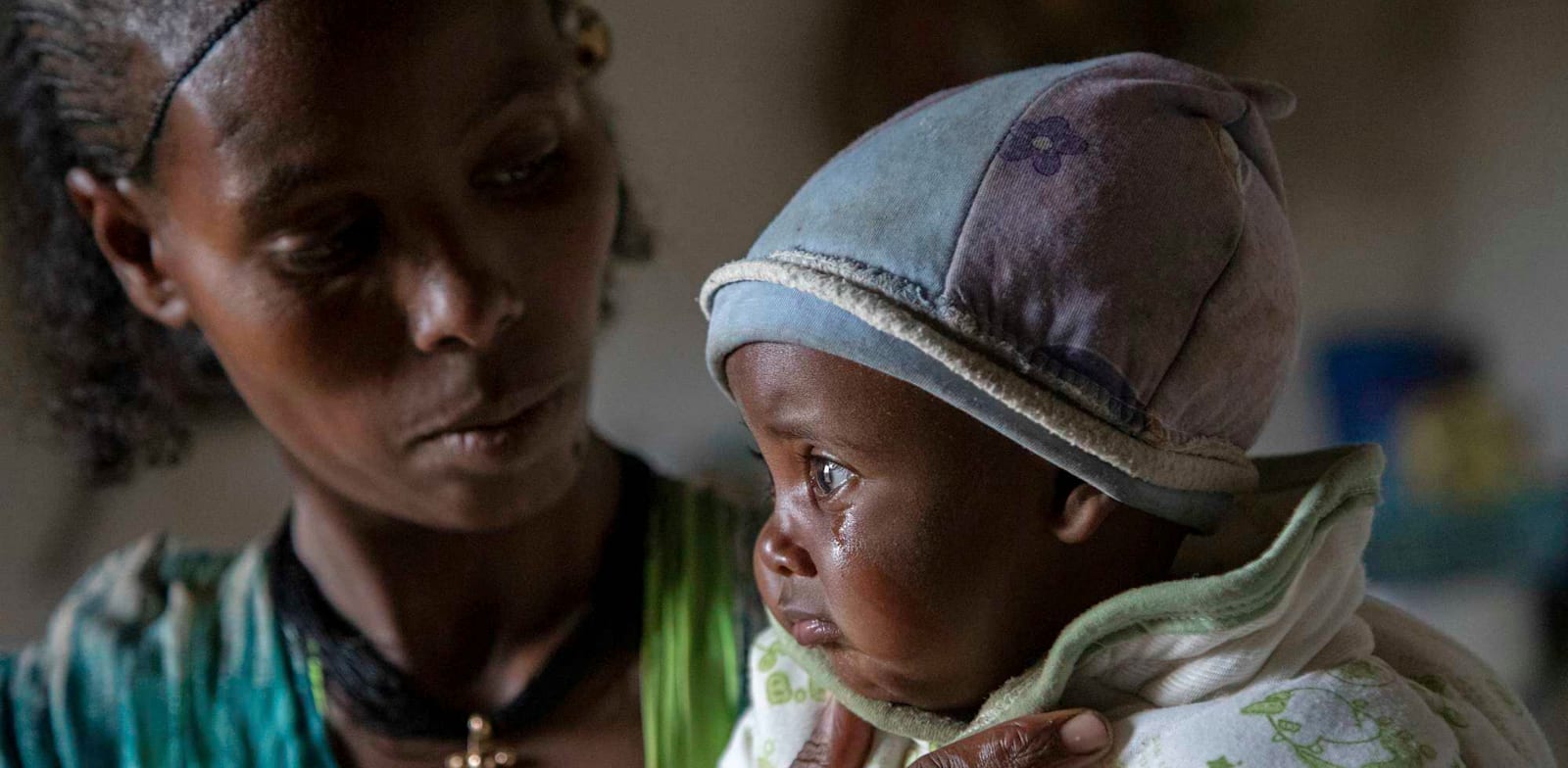 אם ובנה שסובל ממת-תזונה במחוז טיגיריי, אתיופיה. לפי דוח של האו''ם 79% מהנשים ההרות או המניקות שנבדקו באזור סובלות מתת-תזונה קיצונית / צילום: Associated Press, Christine Nesbitt