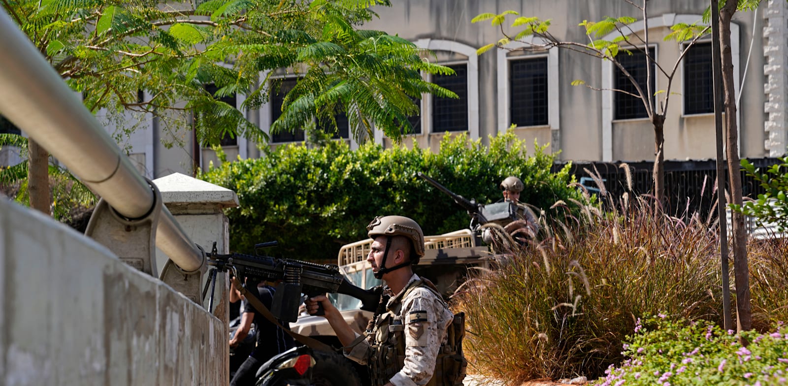 כוחות צבא לבנון במוקד העימותים בביירות, מוקדם יותר היום / צילום: Associated Press, Hassan Ammar