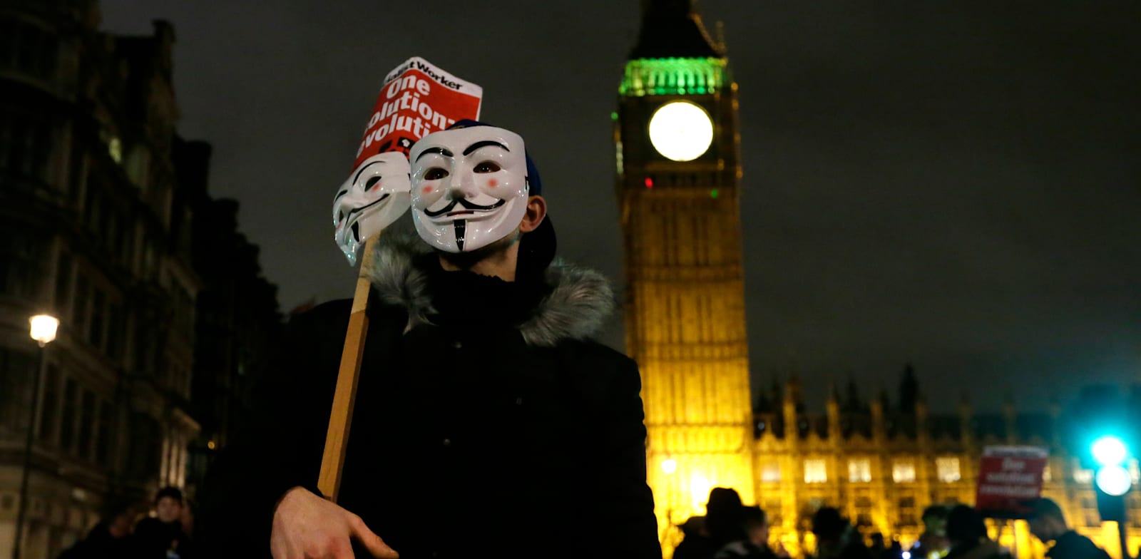 מפגין עם מסכה של גיא פוקס במצעד לכבוד יום גיא פוקס ב-5 בנובמבר 2015 / צילום: Associated Press, Tim Ireland