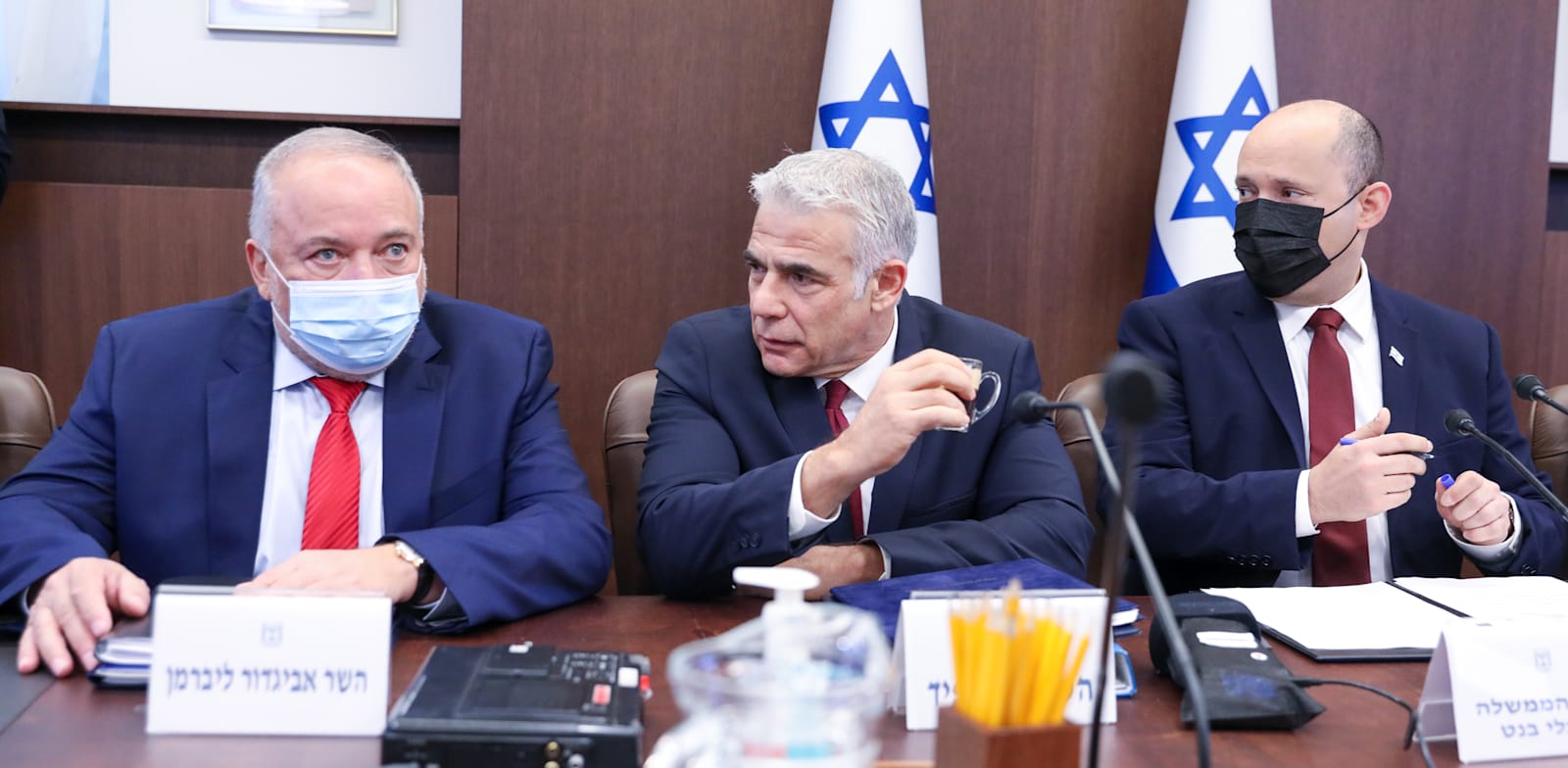אביגדור ליברמן יושב לצד יאיר לפיד ונפתלי בנט בפתח ישיבת הממשלה / צילום: מארק ישראל סלם - הג'רוזלם פוסט