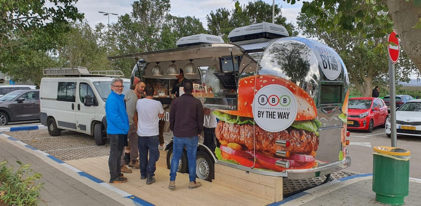 רשת פוד טראק'ס של רשת BBB בתחנות הדלק של דור אלון / צילום: אילן פנחס