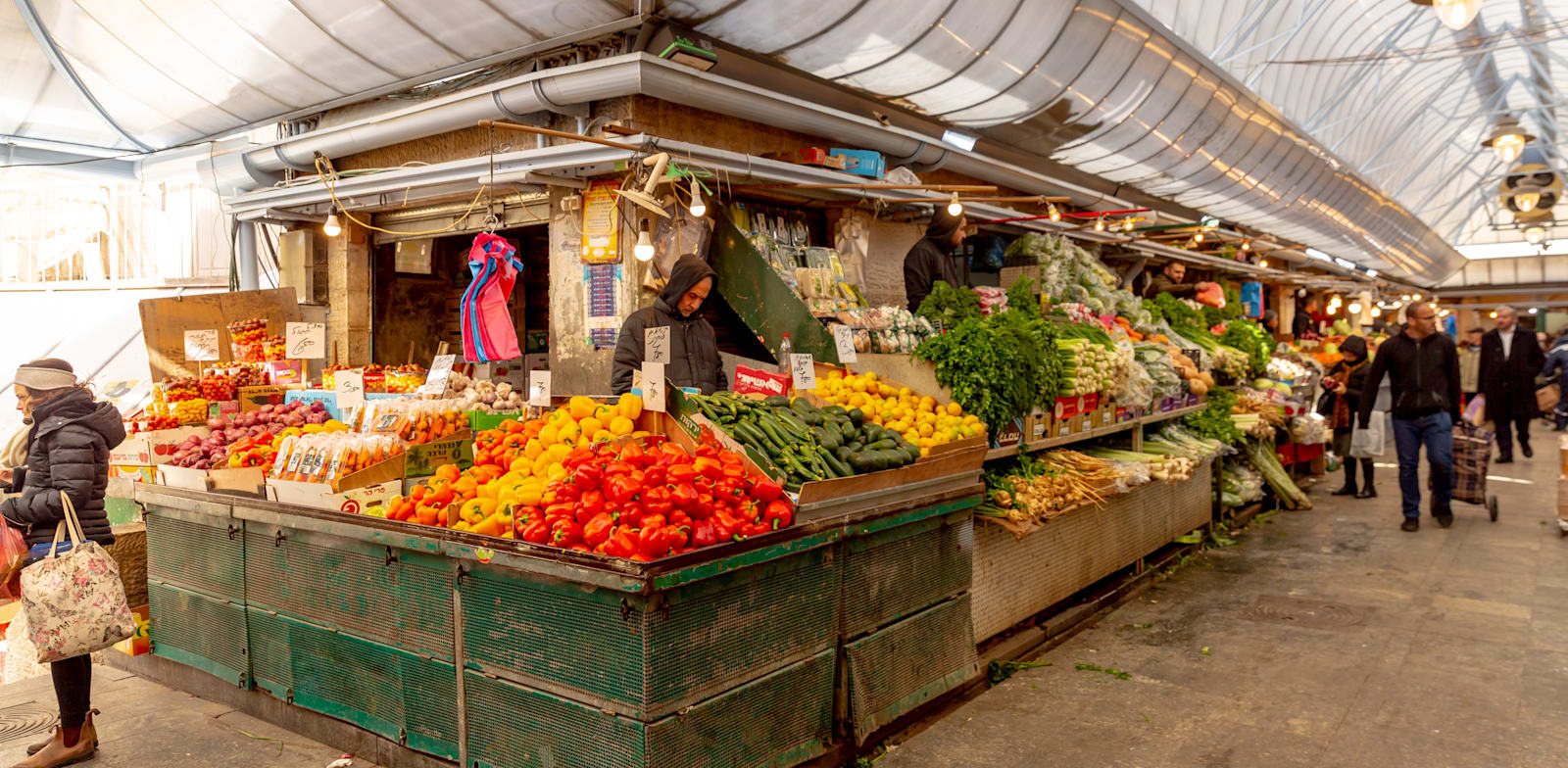 שוק מחנה יהודה. הצפי הוא ששטחי ההסעדה והבילוי ידחקו את השוק הקלאסי עד היעלמותו / צילום: Shutterstock