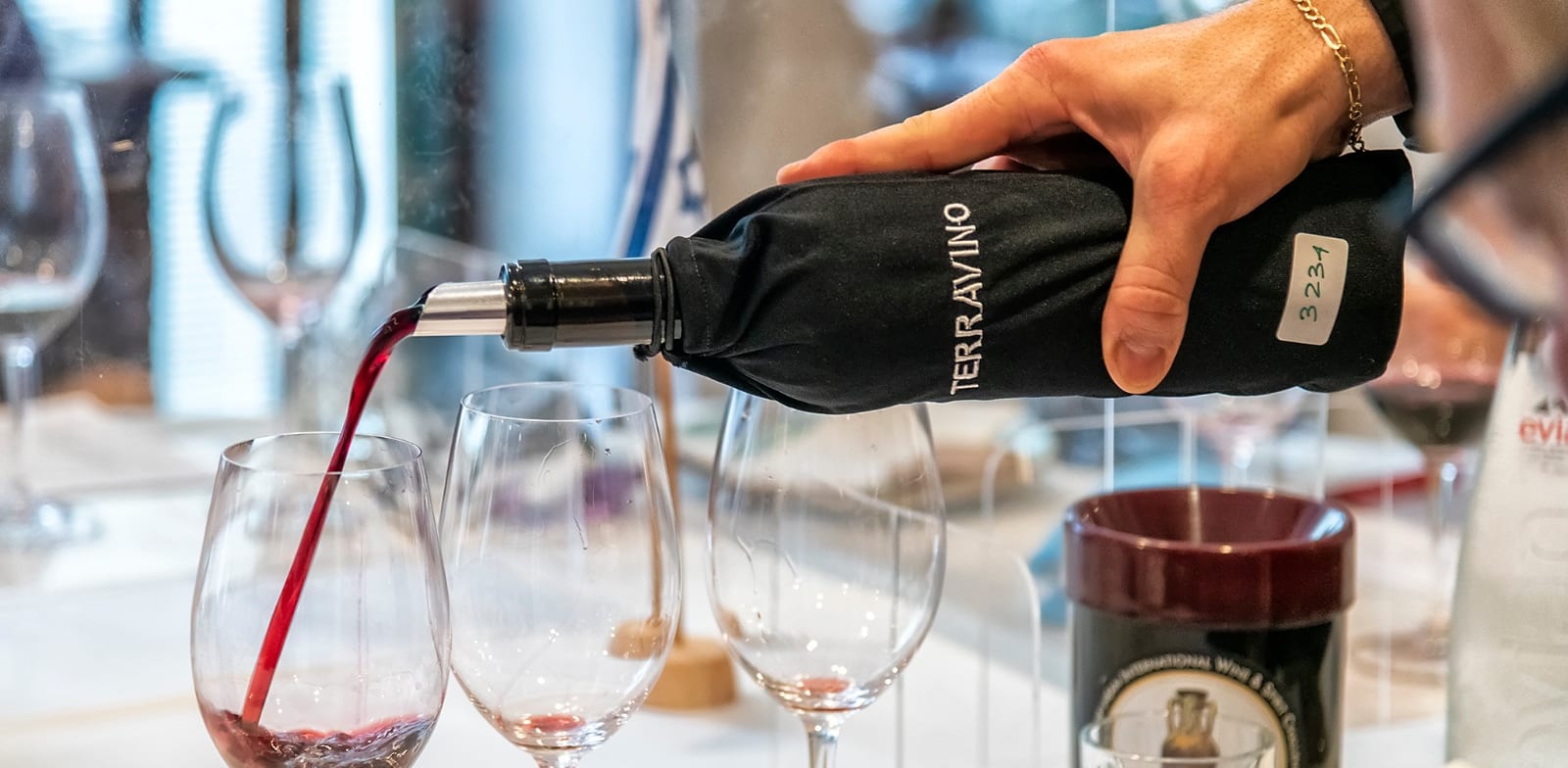 טעימת יין בתחרות Terravino / צילום: איל גוטמן
