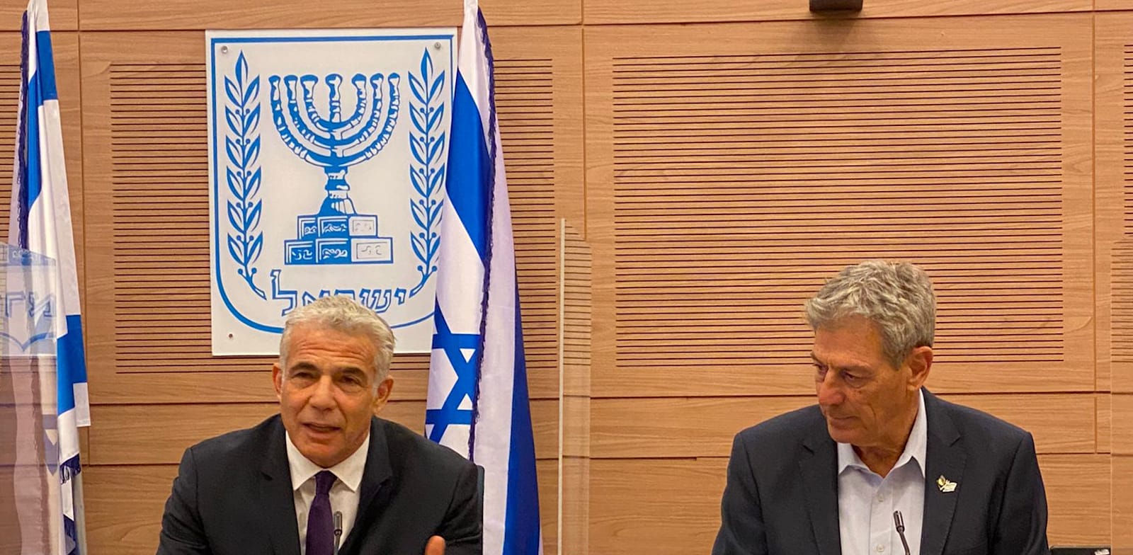 שר החוץ יאיר לפיד וח''כ רם בן ברק בדיון בוועדת החוץ והביטחון / צילום: משרד החוץ