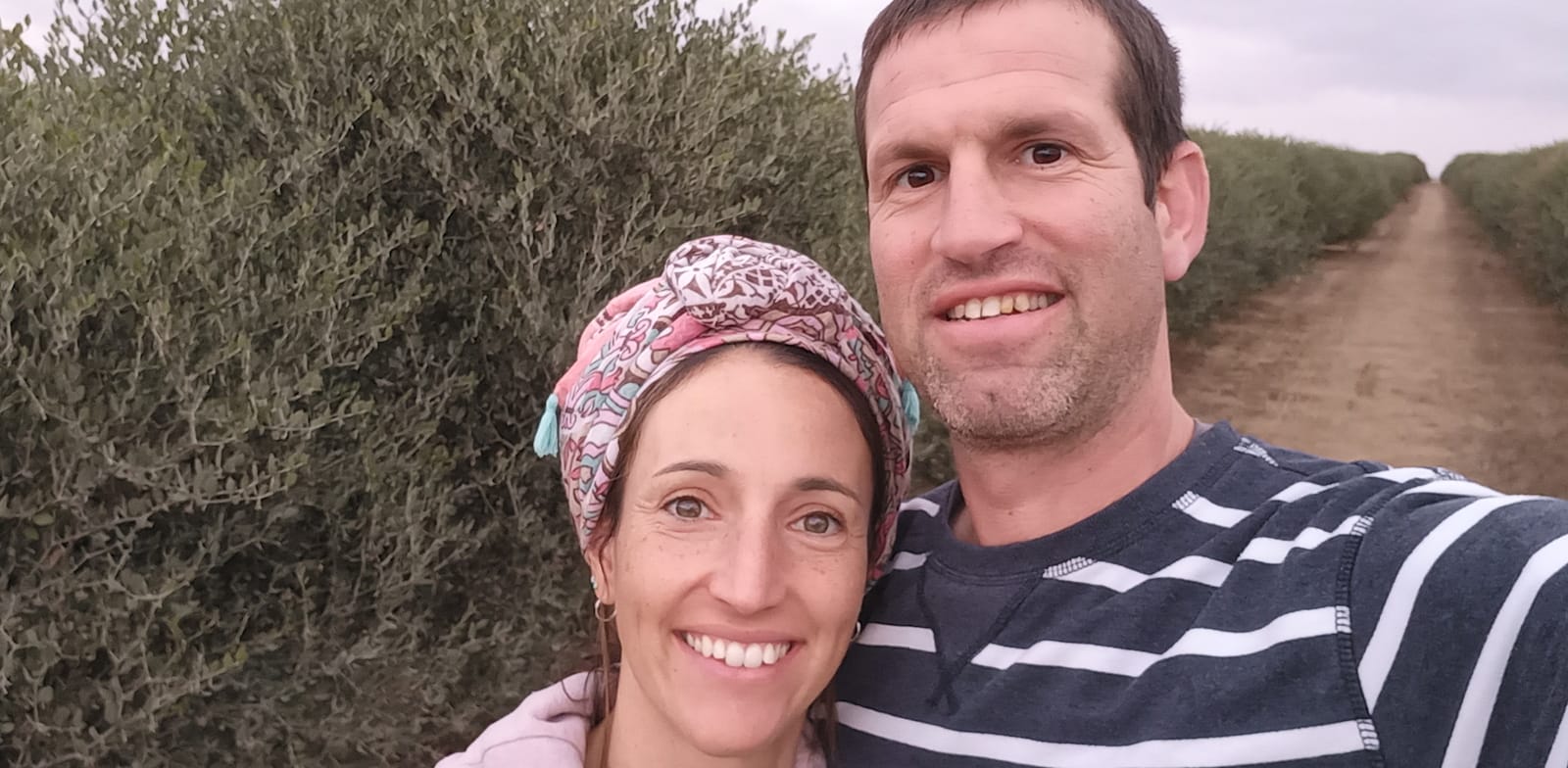 אליצור ודפנה מוזס, בעלי משק מוזס, בית בד בוטיק לייצור שמני חוחובה / צילום: תמונה פרטית