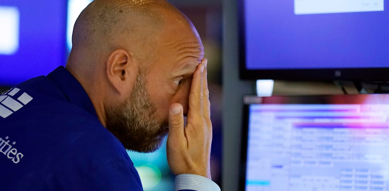 סוחר בבורסת ניו יורק. מניות הטכנולוגיה אינן חביבות כבעבר על המשקיעים / צילום: Associated Press, Richard Drew