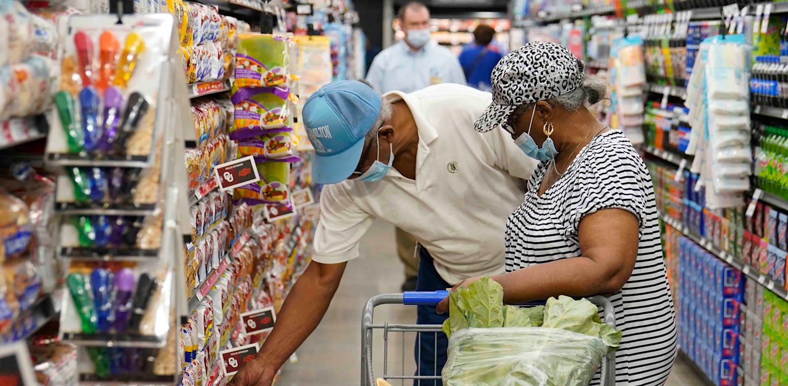 צרכן בודק מחירים בסופר באוקלהומה / צילום: Associated Press, Sue Ogrocki