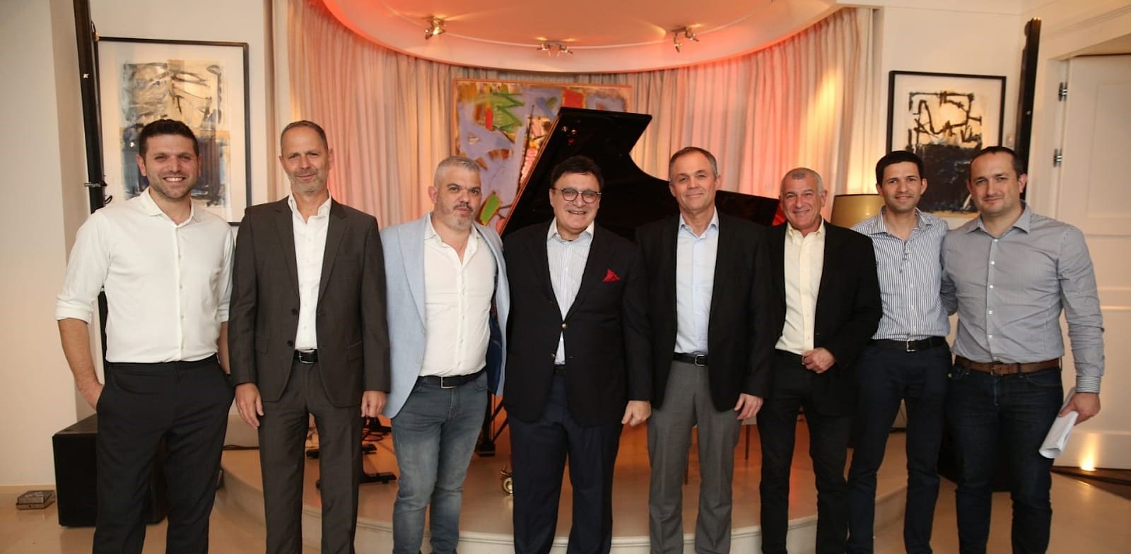 מימין לשמאל: עודד סתר, שוהם ולדמן, עוזי לוי, ניר מורוז, עופר נמרודי, אלכס מריאש, ערן גריפל ודניאל נמרודי / צילום: ערן בארי