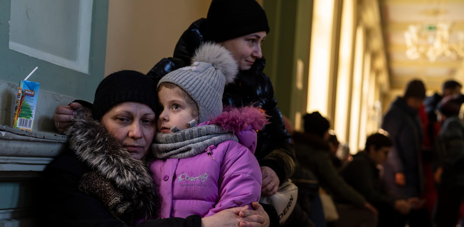 פליטות מאוקראינה מחכות לרכבת לוורשה, אחרי שעברו את הגבול עם פולין / צילום: Associated Press, Petros Giannakouris