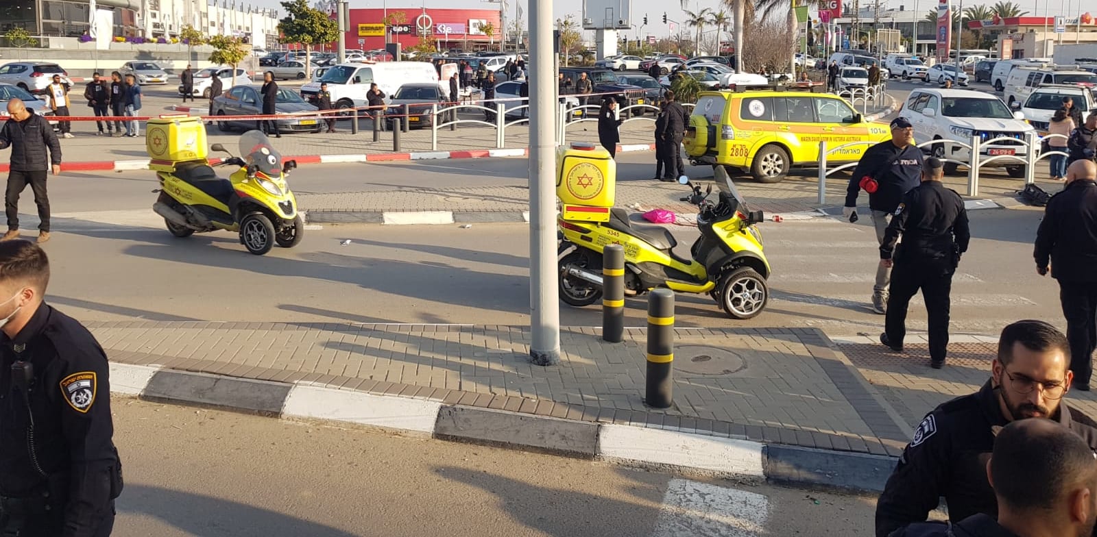 זירת הפיגוע בוואן פלאזה, ב''ש / צילום: דוברות מד''א