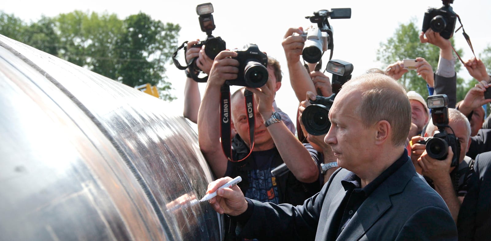 נשיא רוסיהפוטין חותם על צינור של גזפרום בולדיווסטוק, רוסיה / צילום: Associated Press, RIA- Novosti, Alexei Druzhinin