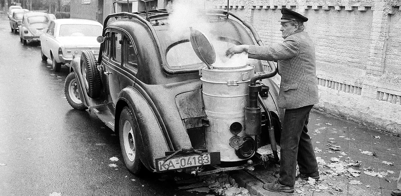 נהג גרמני מתמודד עם המשבר במהלך שנות ה־70 / צילום: Associated Press