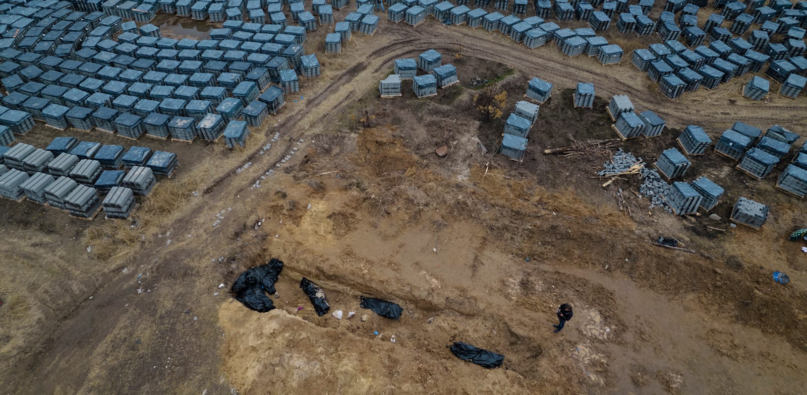 קבר אחים בבוצ'ה. עדויות מזעזעות למעשי טבח באזרחים באזורים שכוחות רוסים עזבו לאחרונה / צילום: Associated Press, Rodrigo Abd
