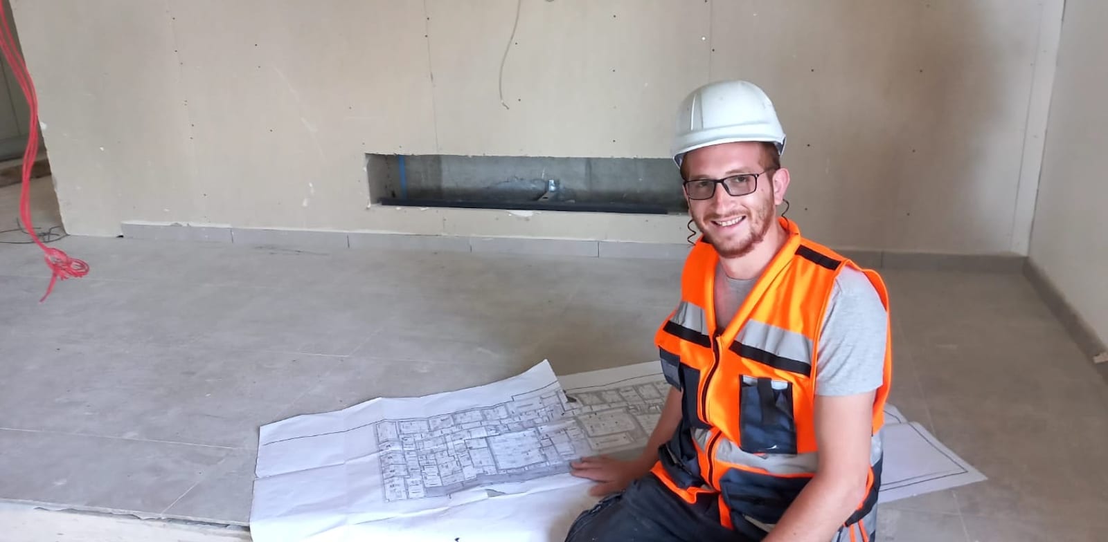 יוסף מורדיאן, בעל חברת דקורל המתמחה בעבודות גבס וגמר / צילום: תמונה פרטית