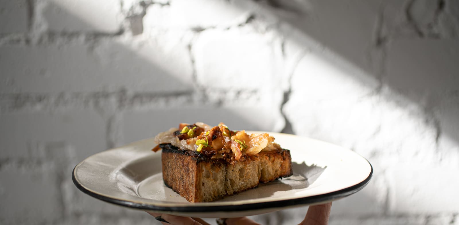 ברוסקטה עם שכבת שומן בקר קצוץ ותמרים ב''תרצה'' / צילום: חיים יוסף