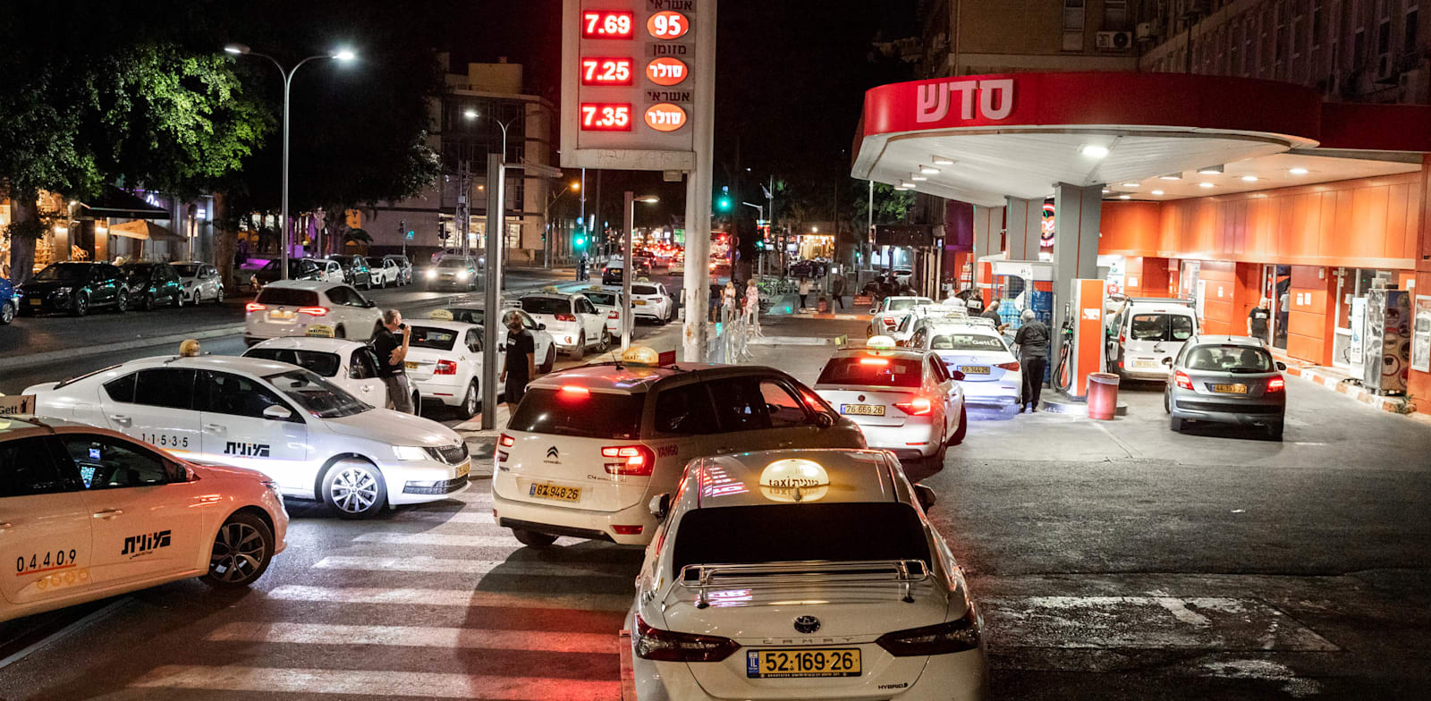 עומס בתחנת דלק טרם עליית המחירים / צילום: כדיה לוי