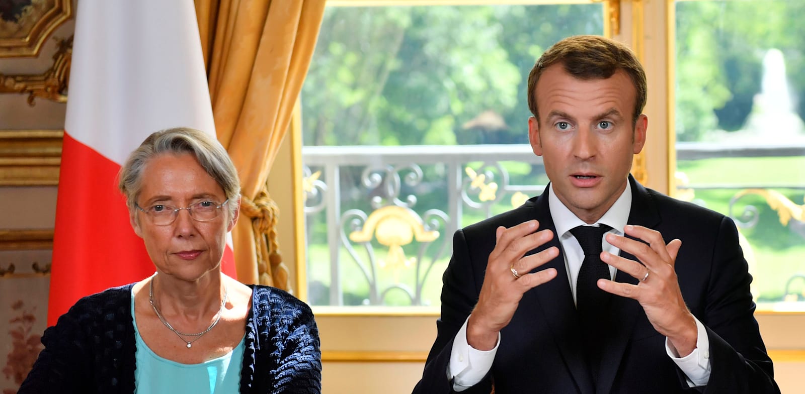 נשיא צרפת עמנואל מקרון וראשת הממשלה אליזבת בורן בארמון האליזה / צילום: Associated Press, Julien de Rosa