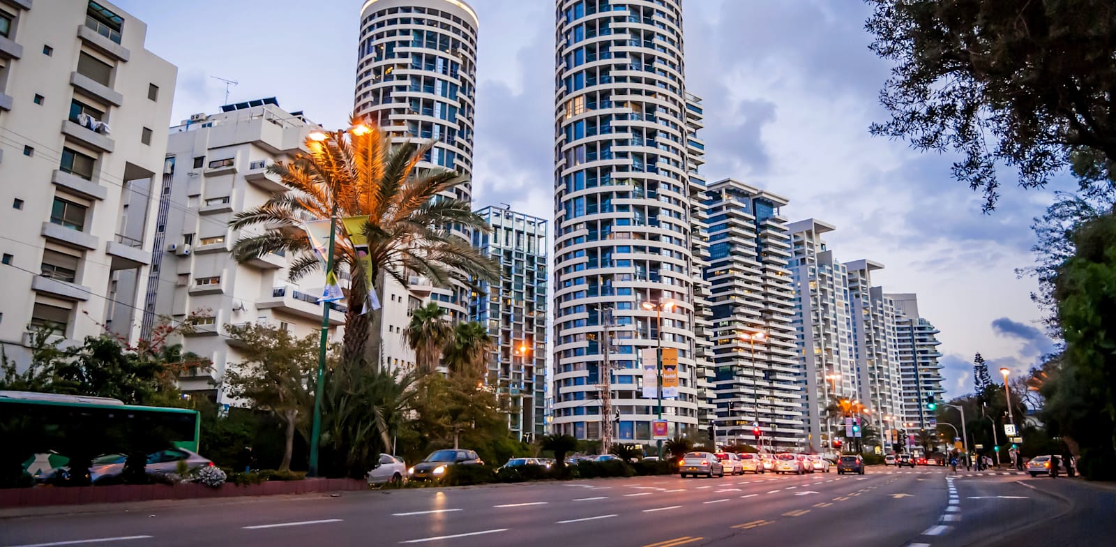 מגדלי YOO בתל אביב. מספר עסקאות היוקרה בעיר לא מצליח להתרומם ב-2022 / צילום: Shutterstock
