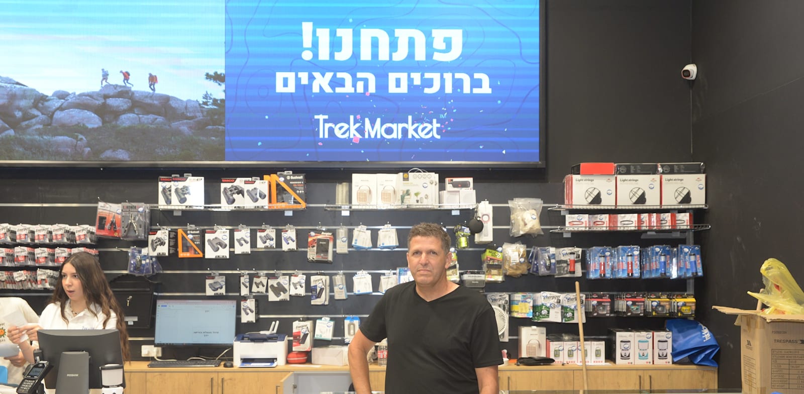 שבתאי קמחי, מייסד טרק מרקט, בסניף כפר סבא החדש / צילום: פז פטל