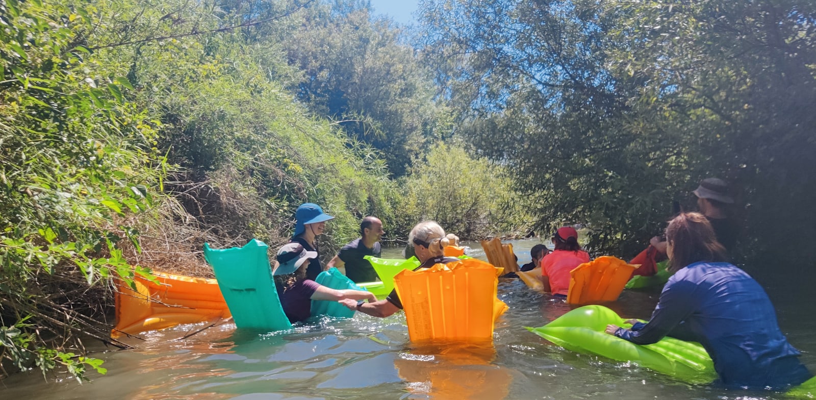 הקטע האחרון בנחל, שנשפך לירדן, אותו עושים על גבי מזרוני ים / צילום: אורלי גנוסר