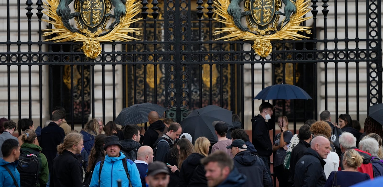 אנשים מתאספים מחוץ לארמון בקינגהאם, מוקדם יותר היום / צילום: Associated Press, Frank Augstein