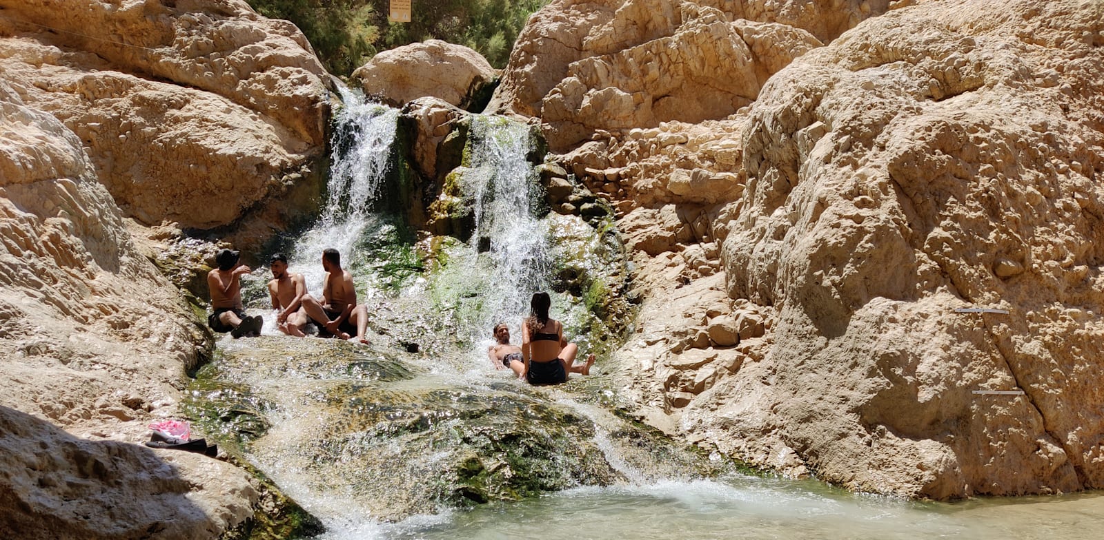 המפל האחרון בנחל. המפל קטן, וכיף לשבת בו או לרבוץ בבריכה שלמרגלותיו / צילום: אורלי גנוסר