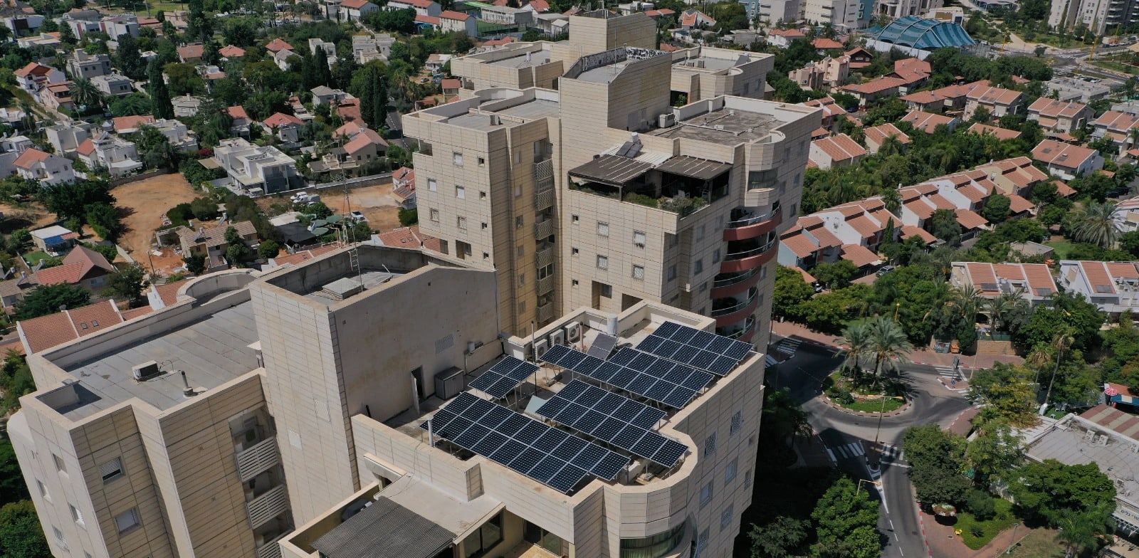 התקנת מערכת סולארית על גג בית משותף / צילום: וולטה סולאר