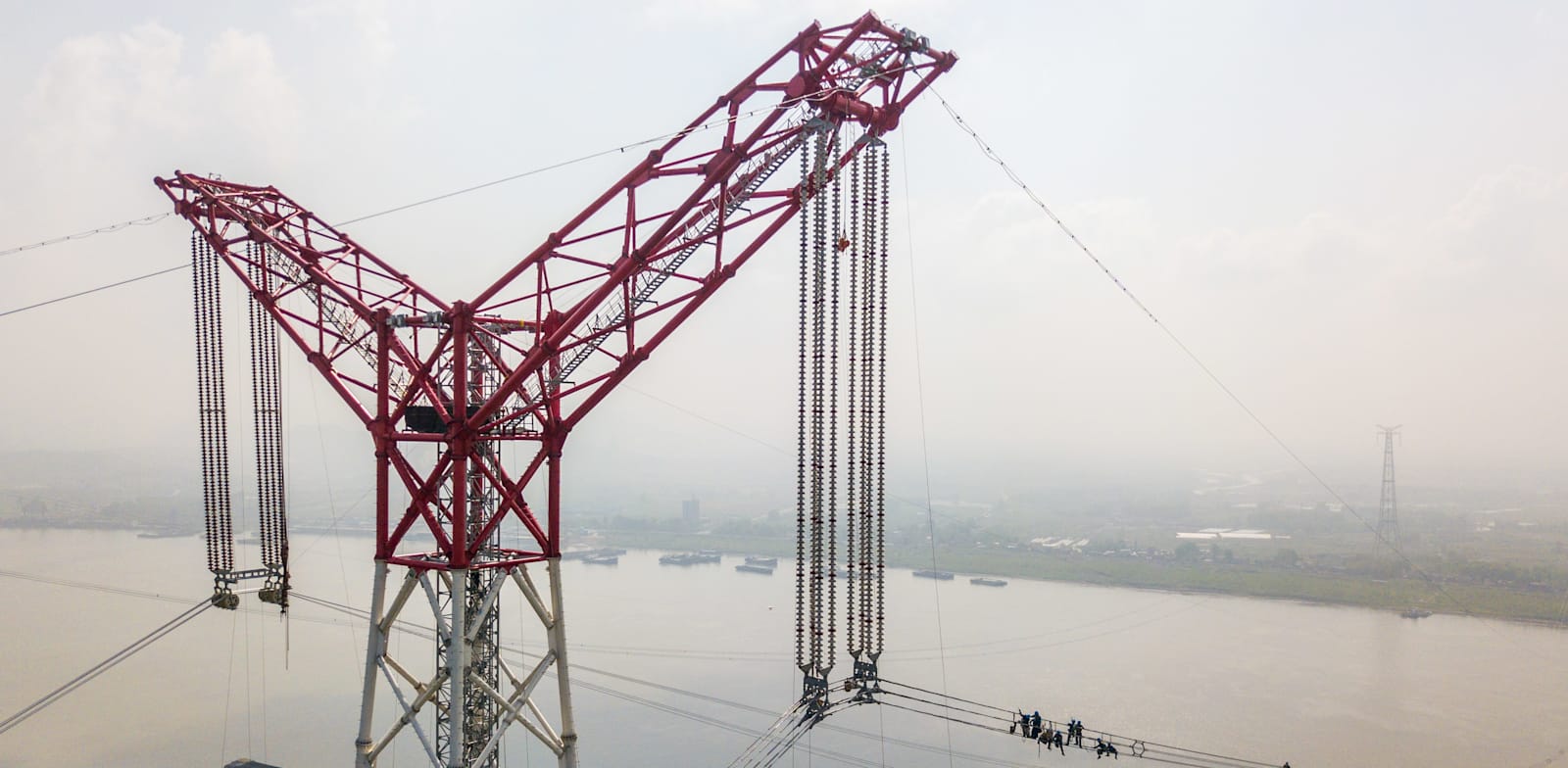 הקמת קו המתח בין שינג'יאנג לאנחווי בסין מעל נהר היאנגצה, 3,600 ק''מ / צילום: Reuters, Wang wen