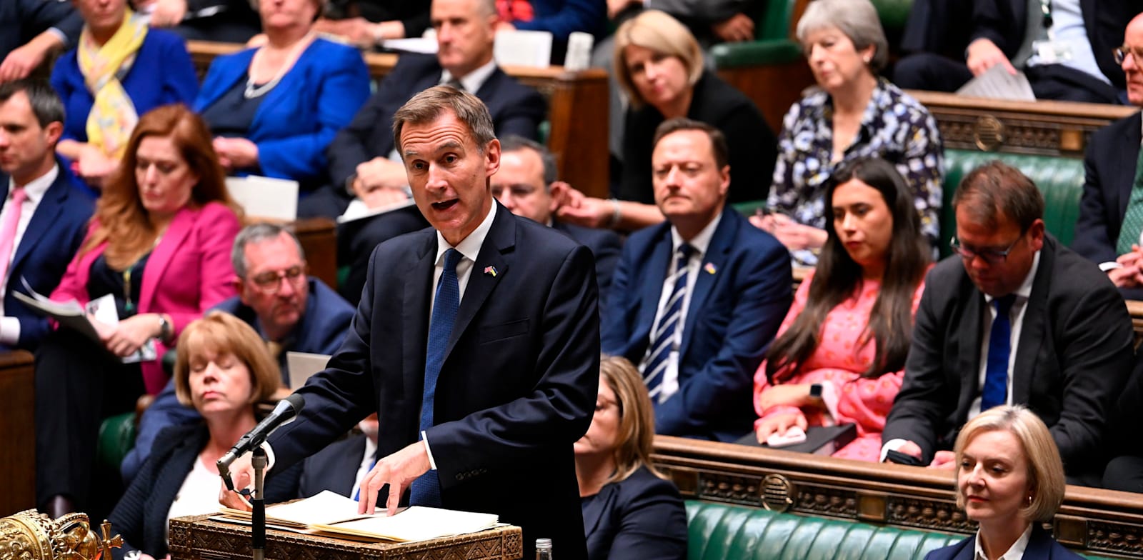 שר האוצר הבריטי ג'רמי האנט מודיע לפרלמנט אתמול (ב') על ביטול קיצוצי המסים שתוכננו / צילום: Associated Press, Jessica Taylor