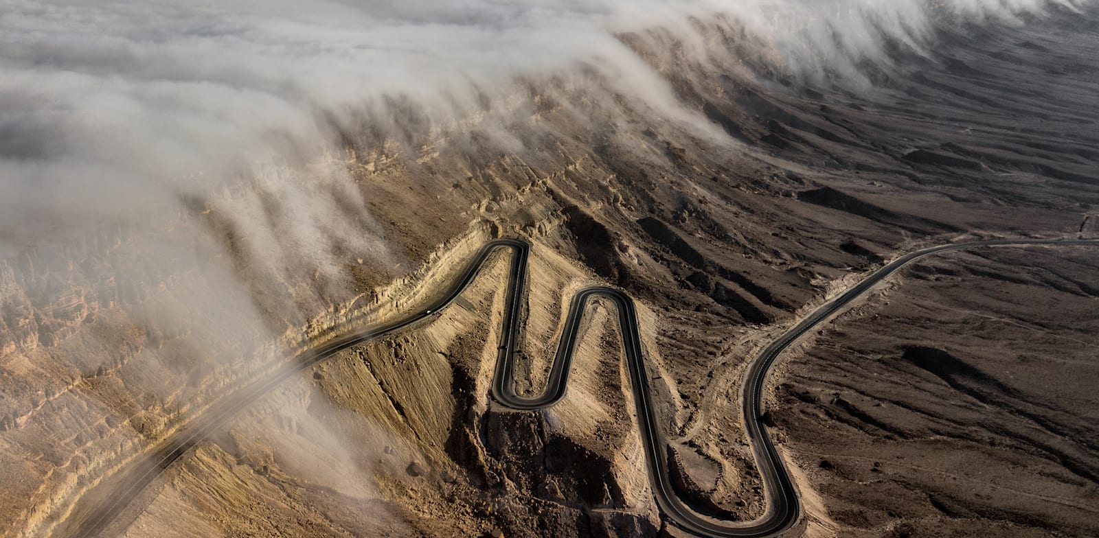 גלישת עננים במכתש. רק בזריחה אפשר לראות את הפלא / צילום: זאב שטיין - מתוך ויקיפדיה