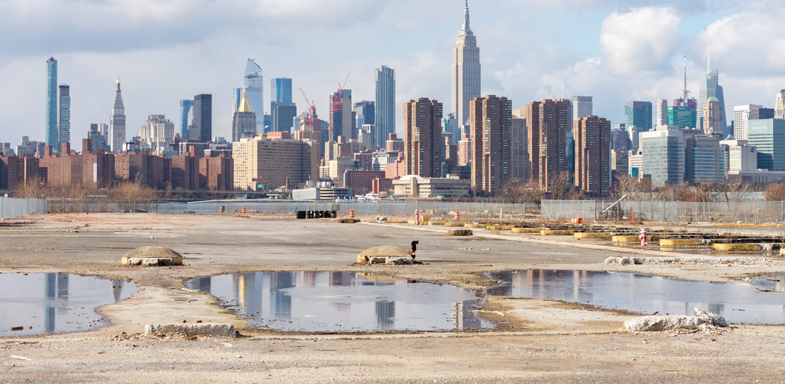 שטח ריק בניו יורק. יזמים, שנבהלים מהביורוקרטיה מתקשים יותר ויותר למצוא אתרים לבנות בהם / צילום: Shutterstock