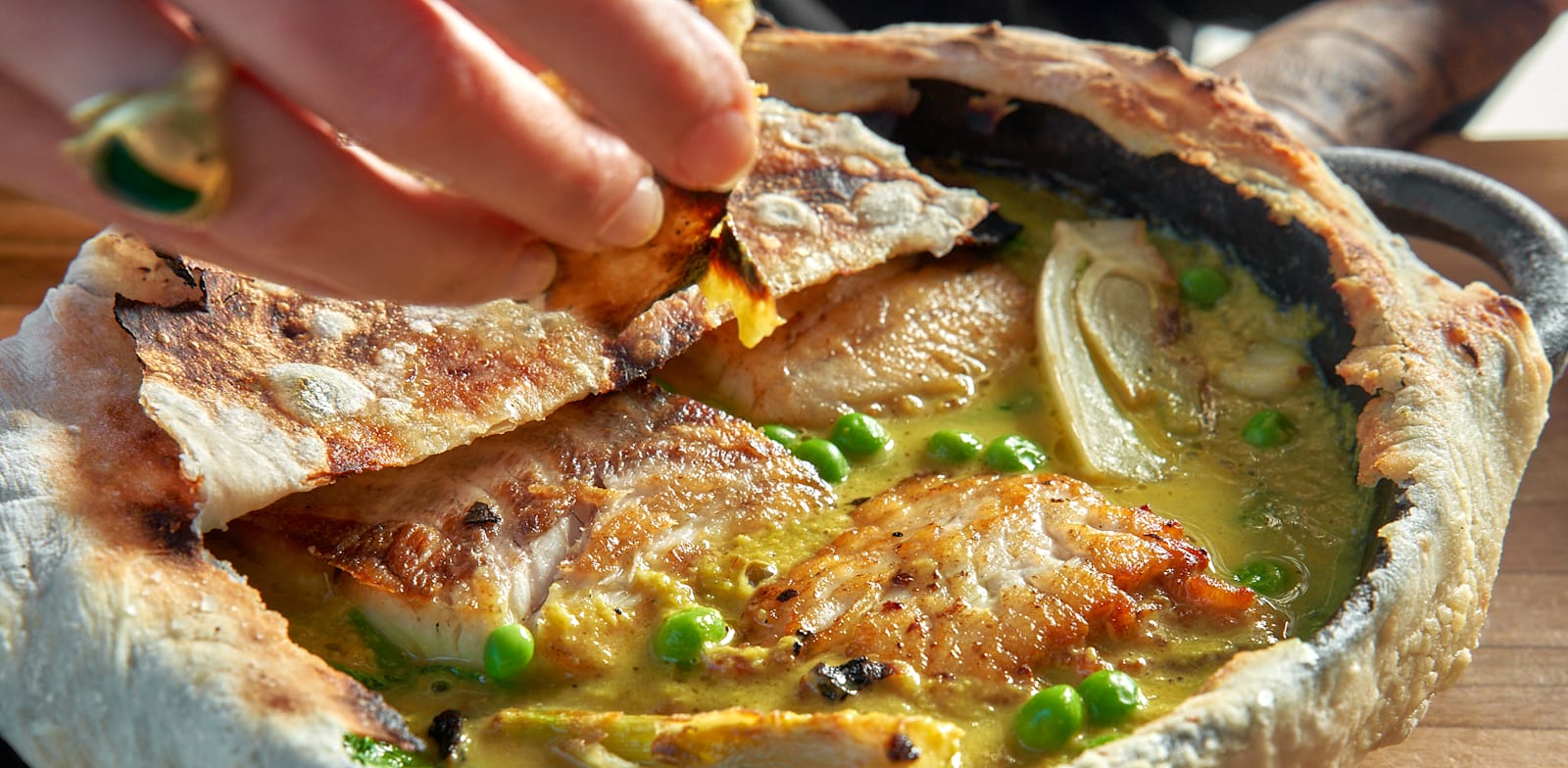 פילה דג וירוקים עונתיים ברוטב חמוסטה עטופים בבצק בטאבון ב''המטבח של רמה'' / צילום: איתמר גינזבורג