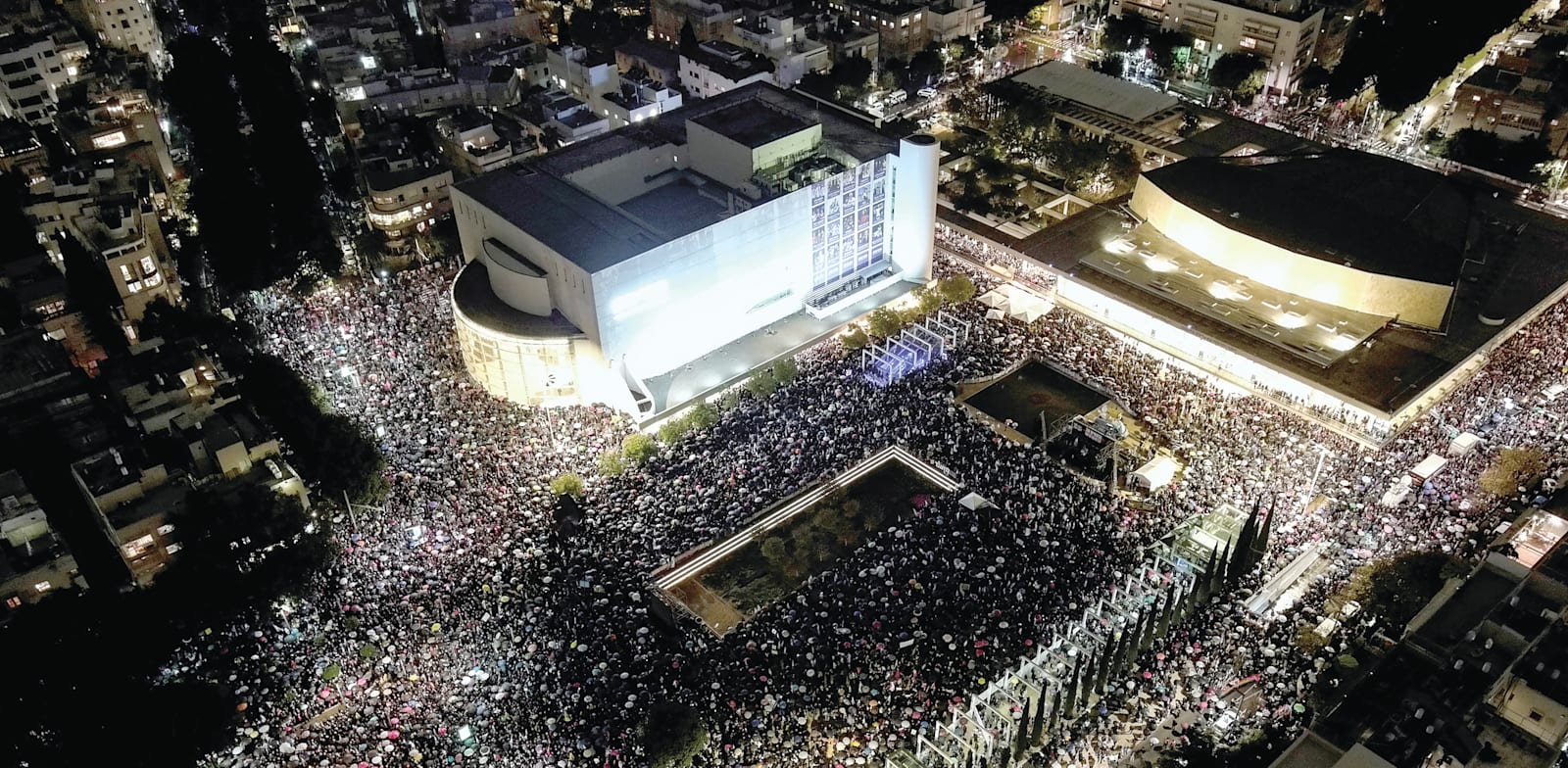 ההפגנה בכיכר הבימה בתל אביב, במוצאי שבת / צילום: Reuters, Ilan Rosenberg