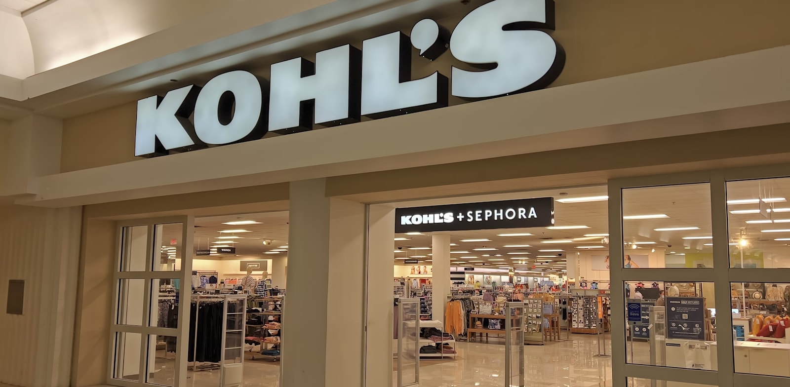 מותג האיפור ספורה בתוך סניף KOHL'S. ייצוג קטן בחנויות גדולות / צילום: Shutterstock