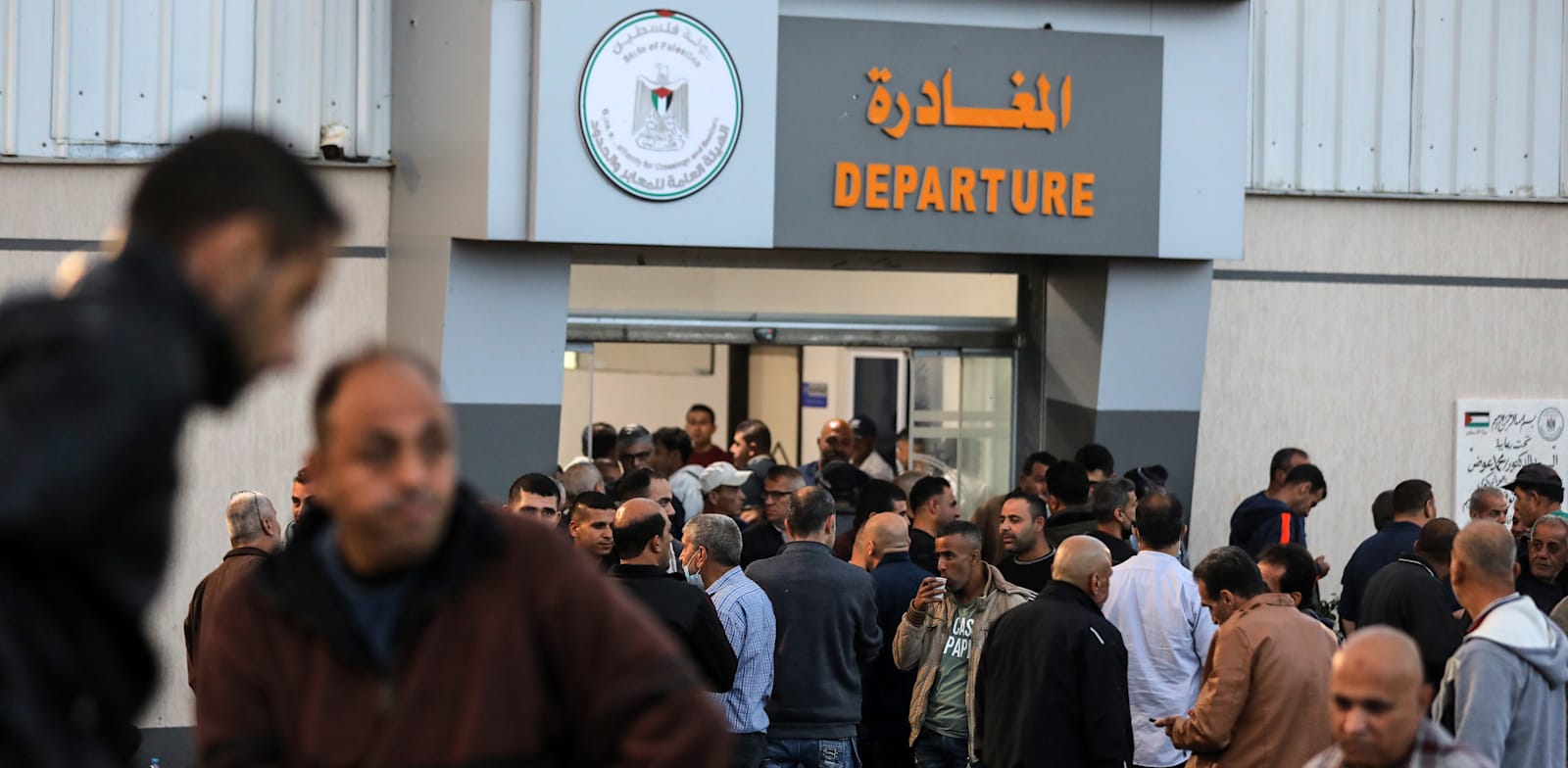 פועלים פלסטינים במעבר ארז / צילום: Reuters, Majdi Fathi