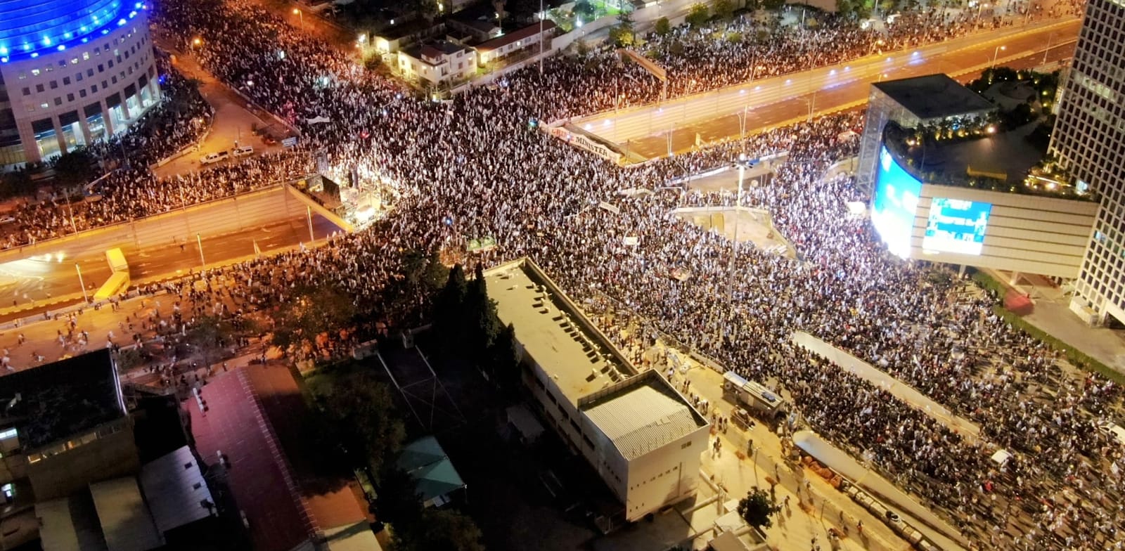 עשרות אלפים מפגינים בתל אביב נגד המהפכה המשפטית / צילום: שי קוריאנסקי